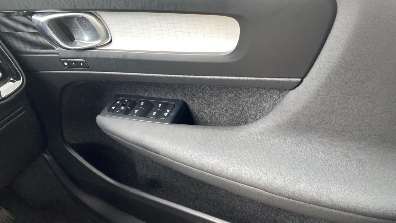 Volvo XC40 2.0 B4P Plus Dark 5dr Auto Petrol Estate